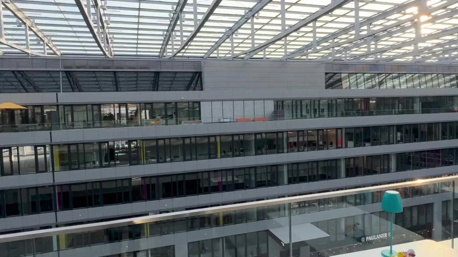 Modernes Glasgebäude am Flughafen Frankfurt, Reference Case FraAlliance GmbH.